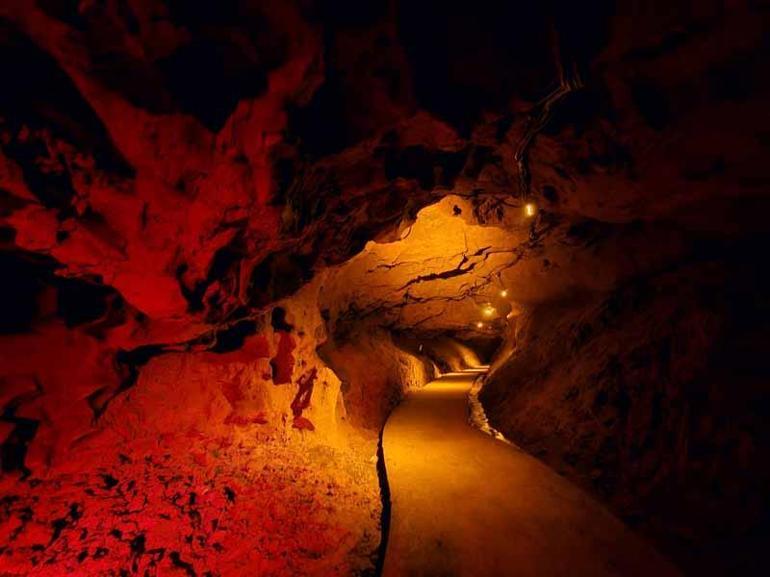 Antalyadaki Karataş Mağarasında tekno parti