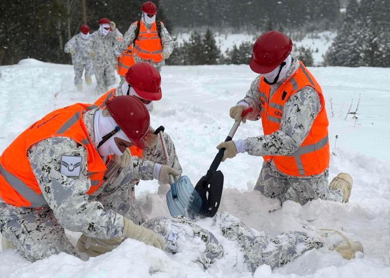 MSBden derin karda muharebe eğitimi paylaşımı