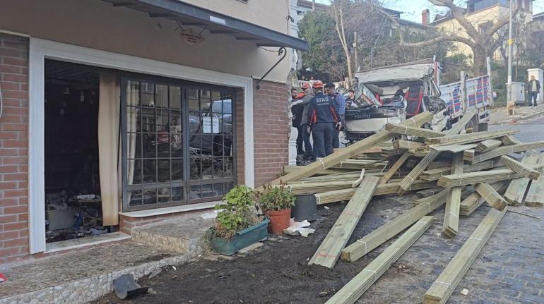 Beykozda kamyon dükkana girdi: 1i turist 2 ölü