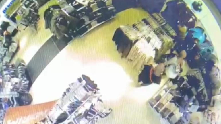 AVMlerde kılık değiştirip turist gibi davranan hırsızlık şüphelisi 2 kişi yakalandı