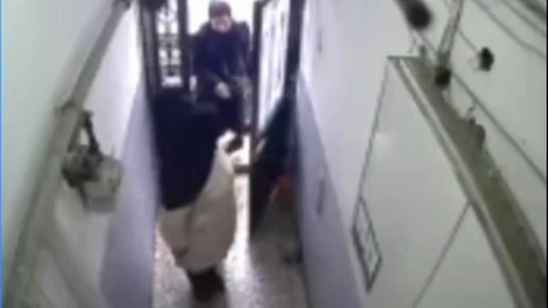 AVMlerde kılık değiştirip turist gibi davranan hırsızlık şüphelisi 2 kişi yakalandı