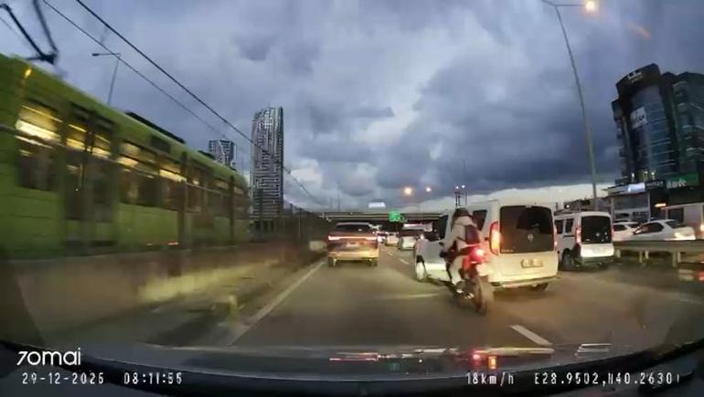 Çarptığı yaralı kadına yardım etmek yerine aracını kontrol etti