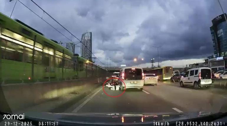 Çarptığı yaralı kadına yardım etmek yerine aracını kontrol etti