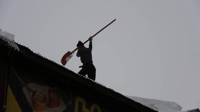 Çatıdan üzerine kar kütlesi düşen Ayşe, hayatını kaybetti