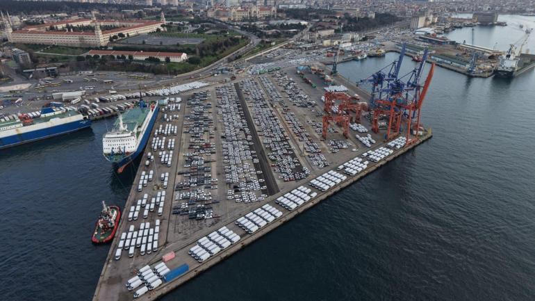 Haydarpaşa Limanındaki sıfır ithal otomobil yoğunluğu havadan görüntülendi