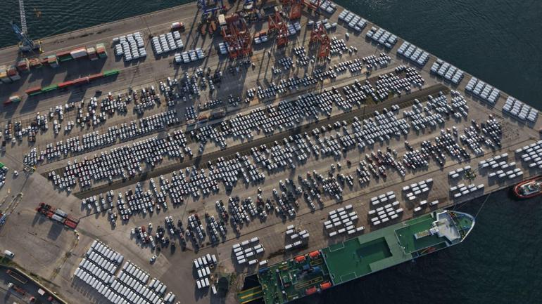 Haydarpaşa Limanındaki sıfır ithal otomobil yoğunluğu havadan görüntülendi