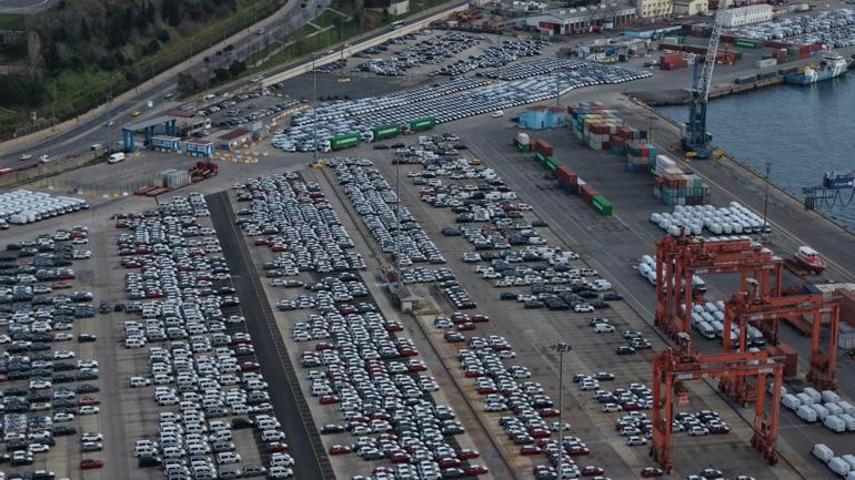 Haydarpaşa Limanındaki sıfır ithal otomobil yoğunluğu havadan görüntülendi