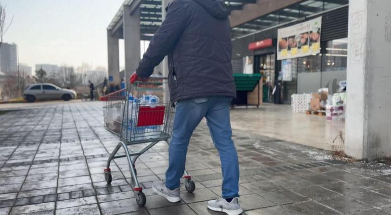 Ankarada kesinti nedeniyle marketlerden su alıyorlar