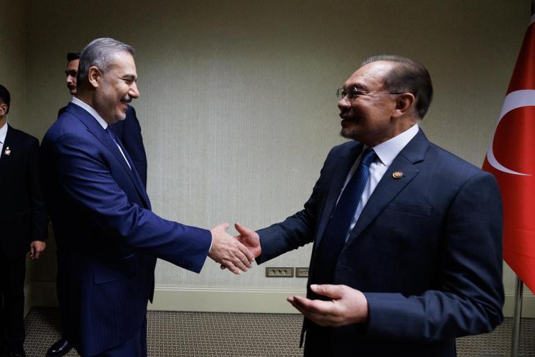 Bakan Fidan, Malezya Başbakanı İbrahim ile bir araya geldi