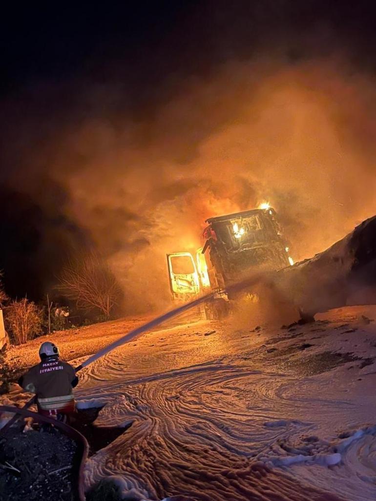 Hatayda park halindeki TIR yandı