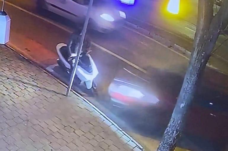 Otomobil ile motosikletin çarpıştığı kaza kamerada: 2 yaralı