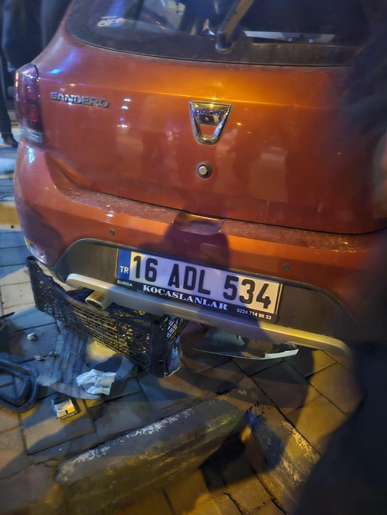 Otomobil ile motosikletin çarpıştığı kaza kamerada: 2 yaralı