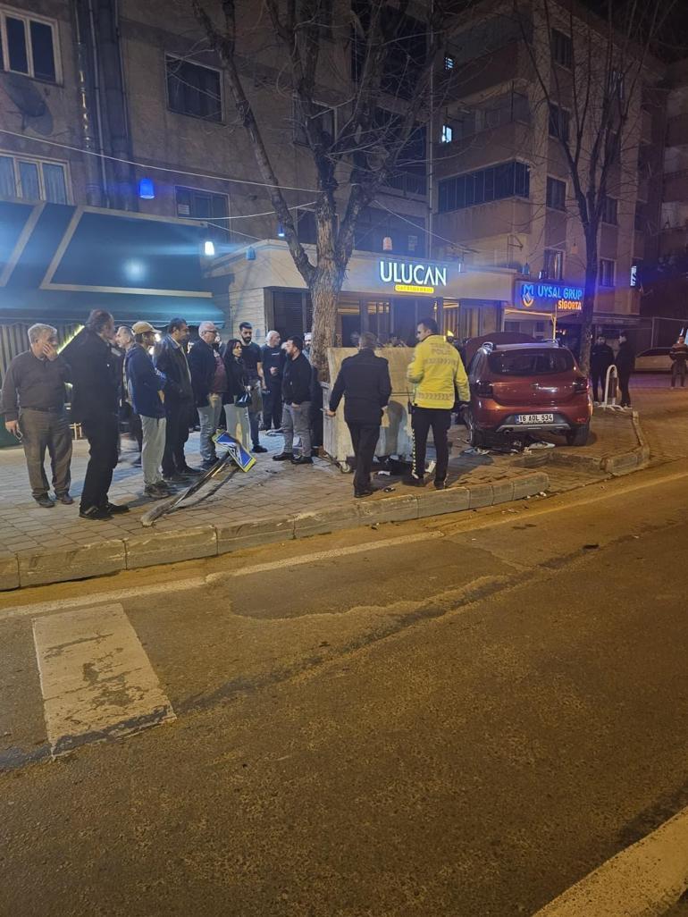 Otomobil ile motosikletin çarpıştığı kaza kamerada: 2 yaralı