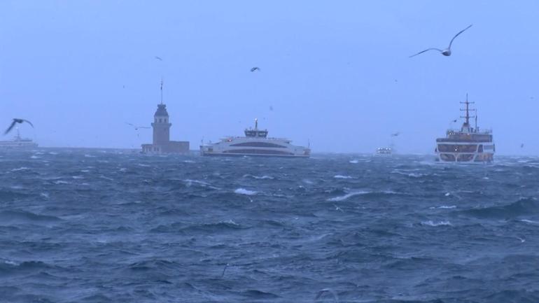 İstanbul’da fırtına etkili oluyor; Beşiktaş’ta dev dalgalar oluştu