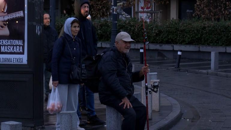 İstanbul’da fırtına etkili oluyor; Beşiktaş’ta dev dalgalar oluştu