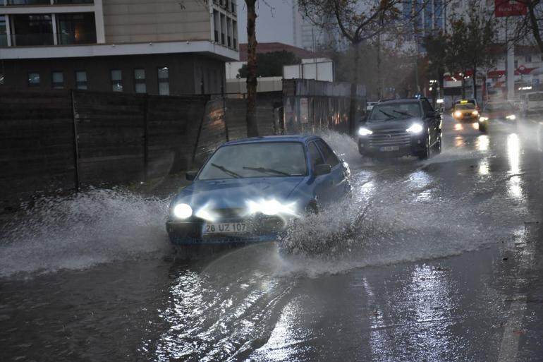 İzmirde sağanak etkili oldu