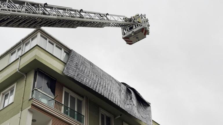 İstanbul’da kuvvetli rüzgar: Çatı uçtu, ağaçlar devrildi