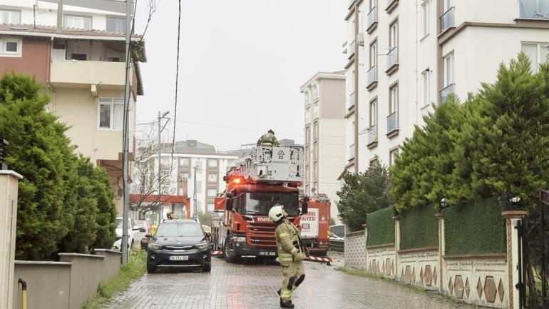 İstanbul’da kuvvetli rüzgar: Çatı uçtu, ağaçlar devrildi