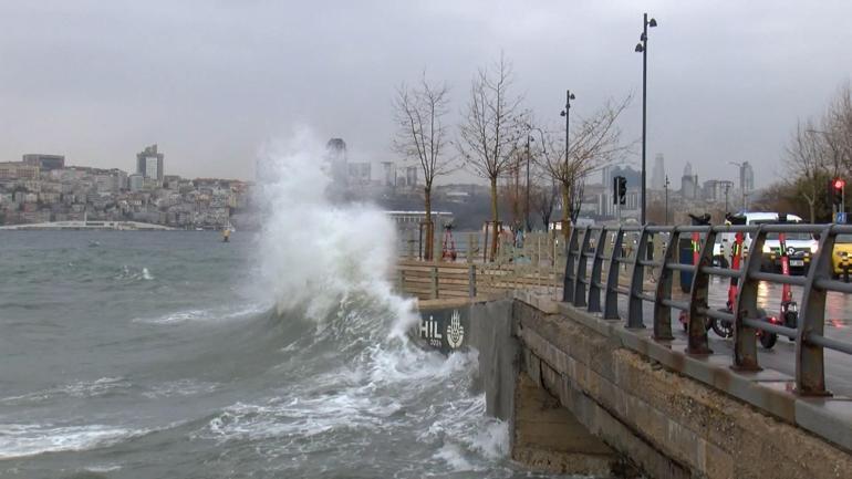 Üsküdar sahilinde fırtına etkili oldu; dev dalgalar oluştu