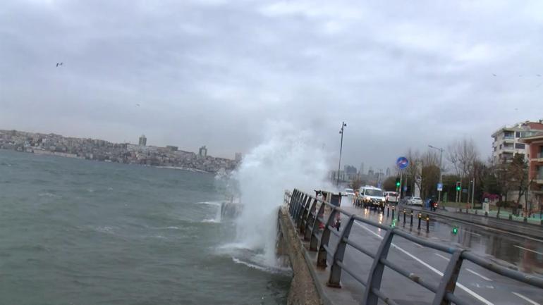 Üsküdar sahilinde fırtına etkili oldu; dev dalgalar oluştu