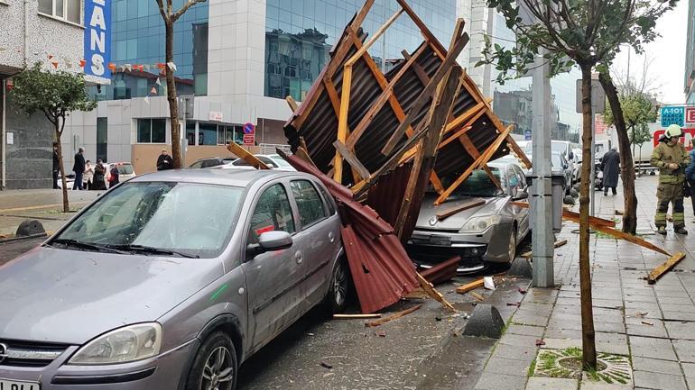 Esenlerde fırtınada 4 katlı binanın çatısı uçtu; 2 otomobil hasar gördü