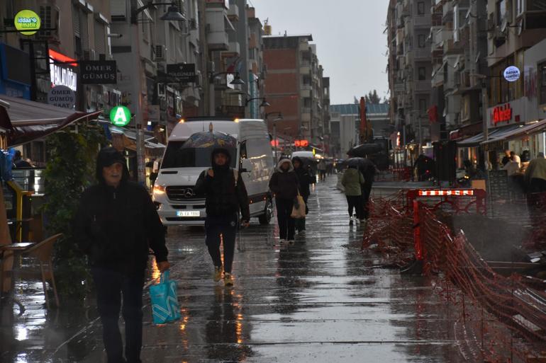 İzmirde sağanak etkili oldu