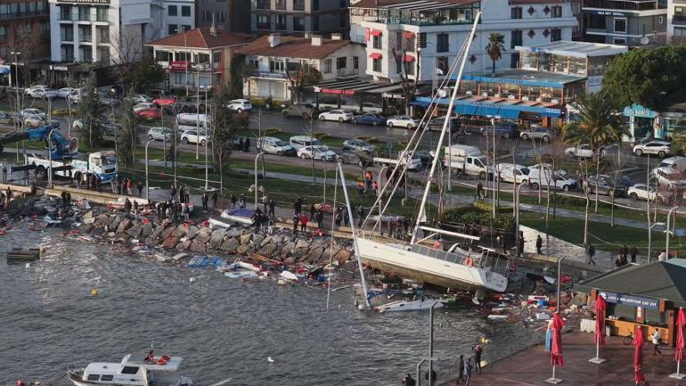 İstanbulda fırtına etkili oluyor; yollar göle döndü, çatılar uçtu