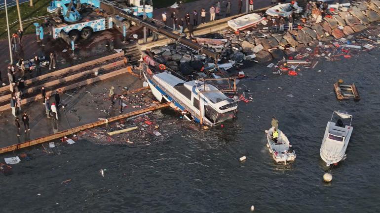 İstanbulda fırtına etkili oluyor; yollar göle döndü, çatılar uçtu