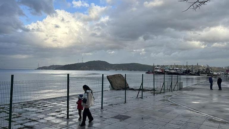 İstanbulda fırtına etkili oluyor; yollar göle döndü, çatılar uçtu