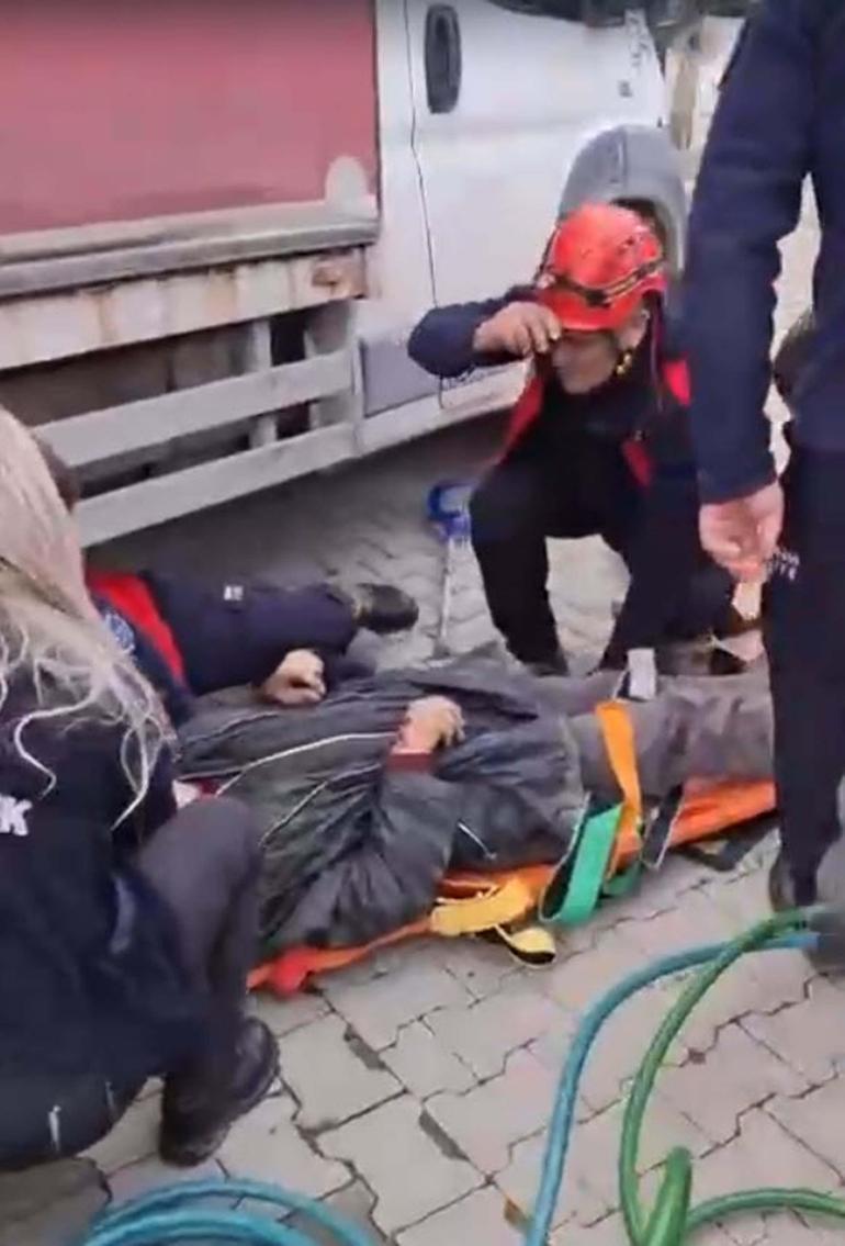 Kamyonetin tekeri altında kaldı; itfaiye kurtardı