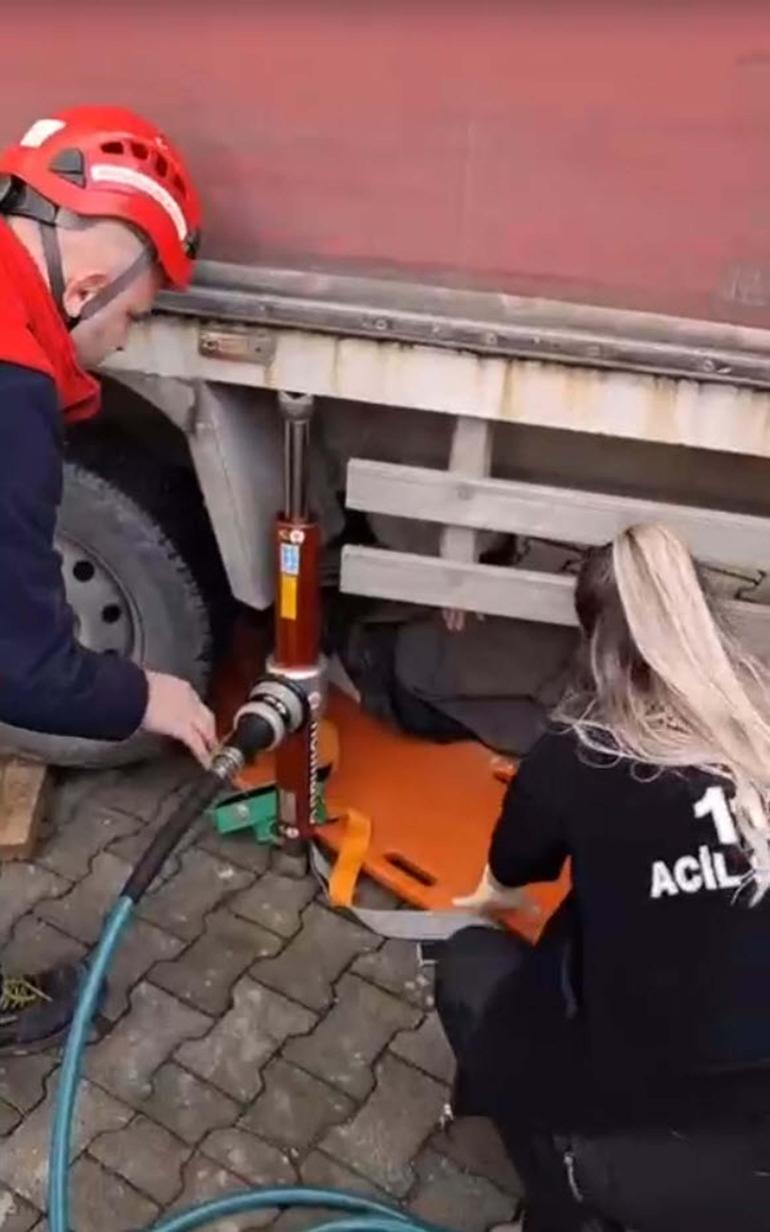 Kamyonetin tekeri altında kaldı; itfaiye kurtardı