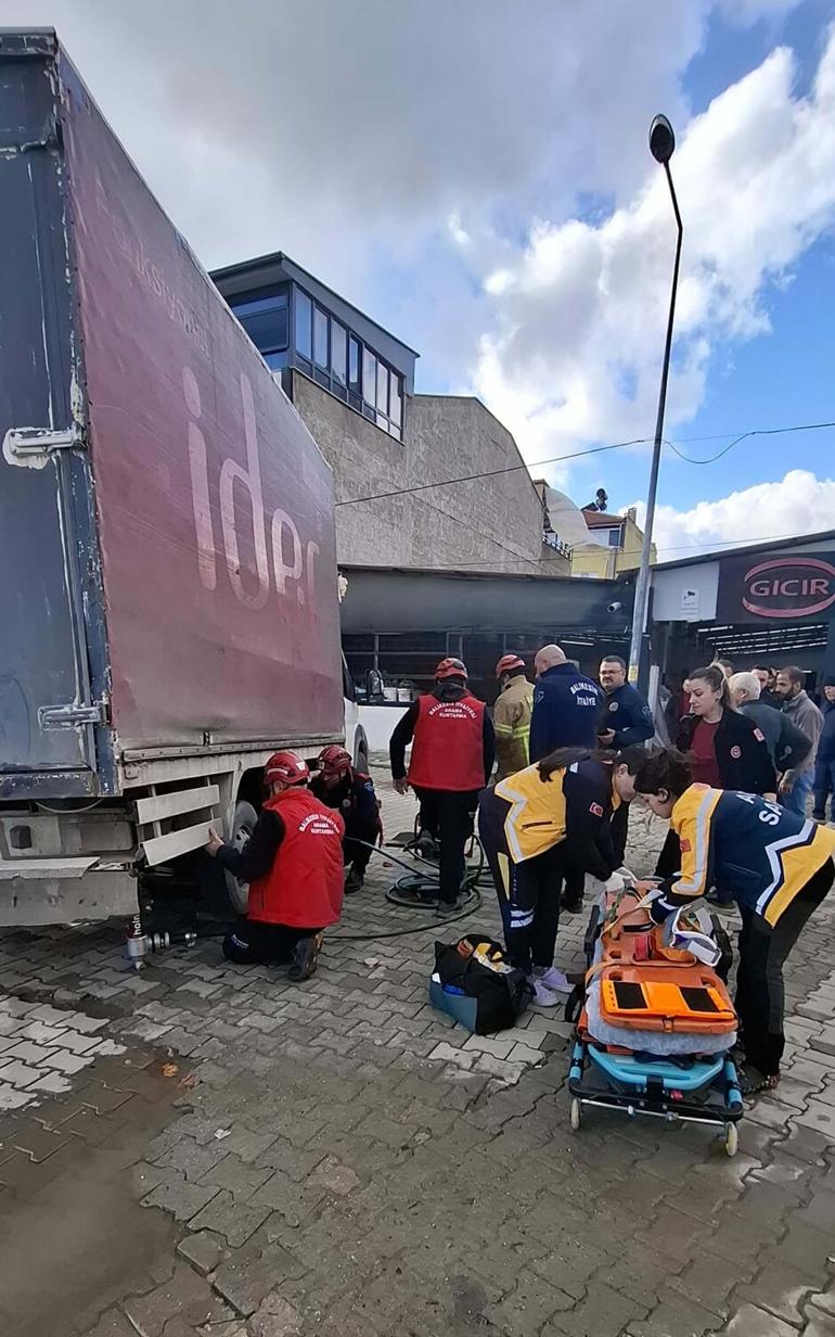 Kamyonetin tekeri altında kaldı; itfaiye kurtardı