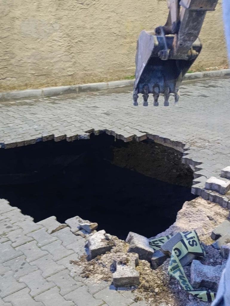 Manisada çöken yolda insan kafatası ve kemikler bulundu