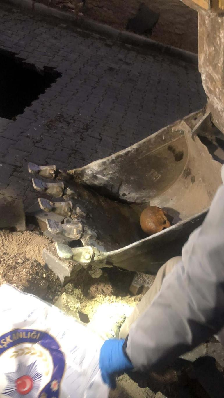 Manisada çöken yolda insan kafatası ve kemikler bulundu