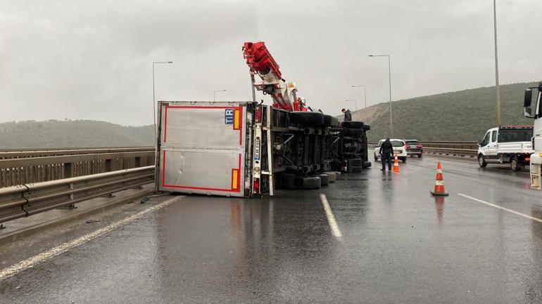Kocaeli’de şiddetli fırtınada çatılar uçtu, minare devrildi: 2 yaralı