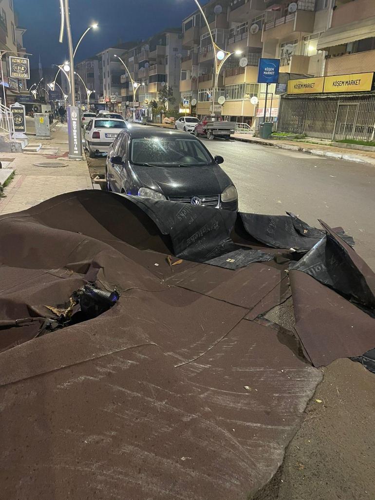 Kocaeli’de şiddetli fırtınada çatılar uçtu, minare devrildi: 2 yaralı