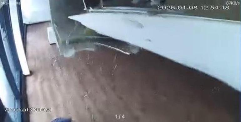 Ofisin tavanı çöktü, 2 kişi son anda kurtuldu: O anlar kamerada