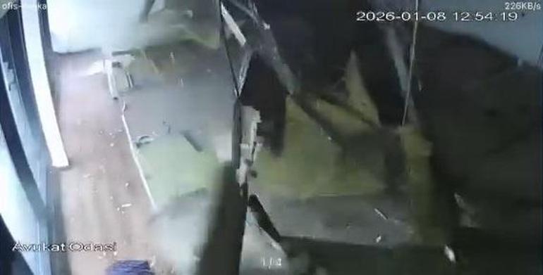 Ofisin tavanı çöktü, 2 kişi son anda kurtuldu: O anlar kamerada