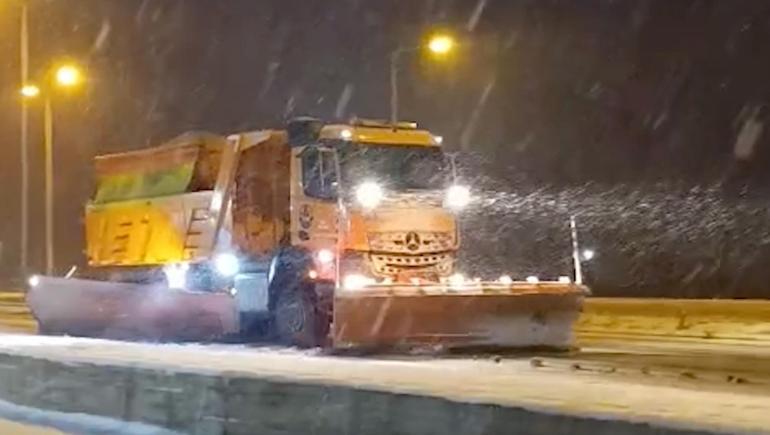 Kar yağışı nedeniyle karayollarında ulaşım güçlükle sağlanıyor