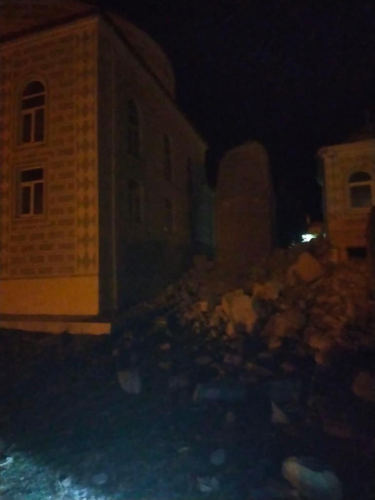 Manisa’da fırtınada cami minaresi devrildi