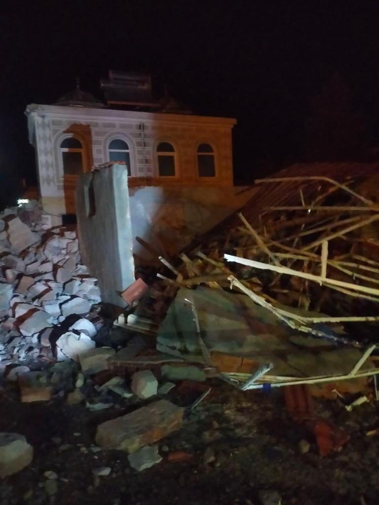 Manisa’da fırtınada cami minaresi devrildi