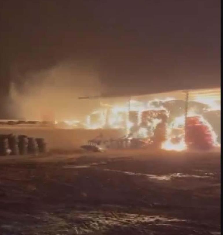 Unutulan ateşin közünden sıçrayan kıvılcımlar, çiftlikteki saman balyalarını yaktı