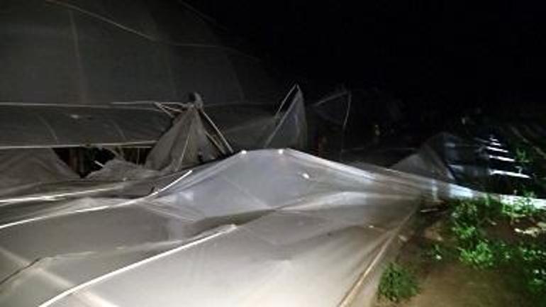 Antalya’da hortum; çatılar uçtu, seralar ve araçlar zarar gördü