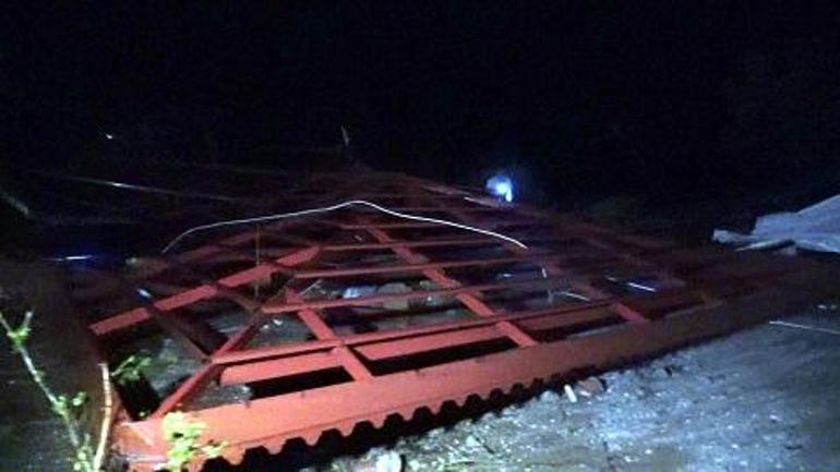 Antalya’da hortum; çatılar uçtu, seralar ve araçlar zarar gördü