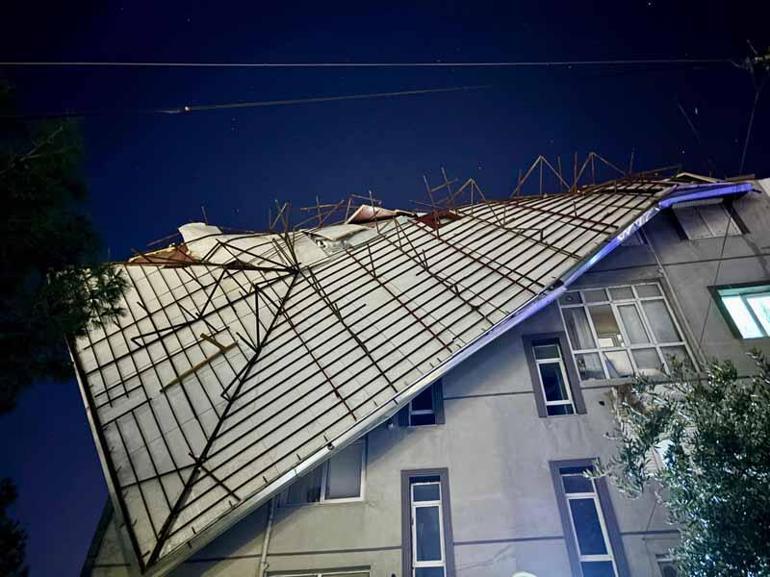 İzmirde sağanak etkili oldu