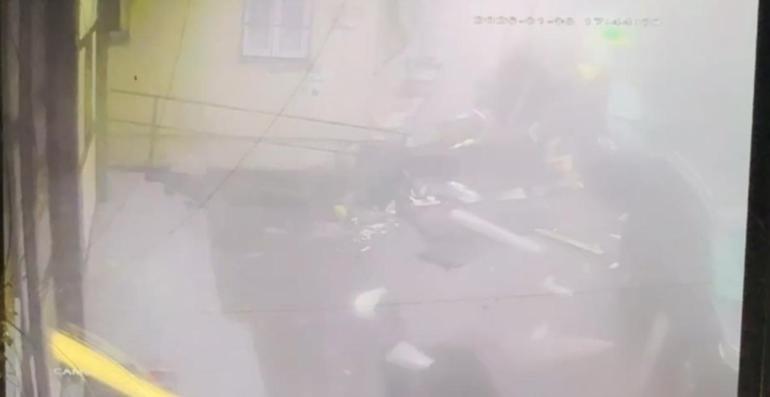 İstanbul’da fırtınada çatıların uçtuğu anlar kamerada; ölümden koşarak kurtuldu