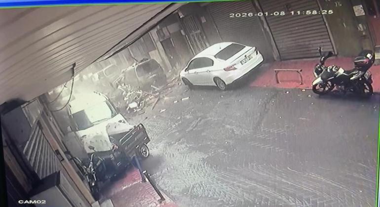 İstanbul’da fırtınada çatıların uçtuğu anlar kamerada; ölümden koşarak kurtuldu