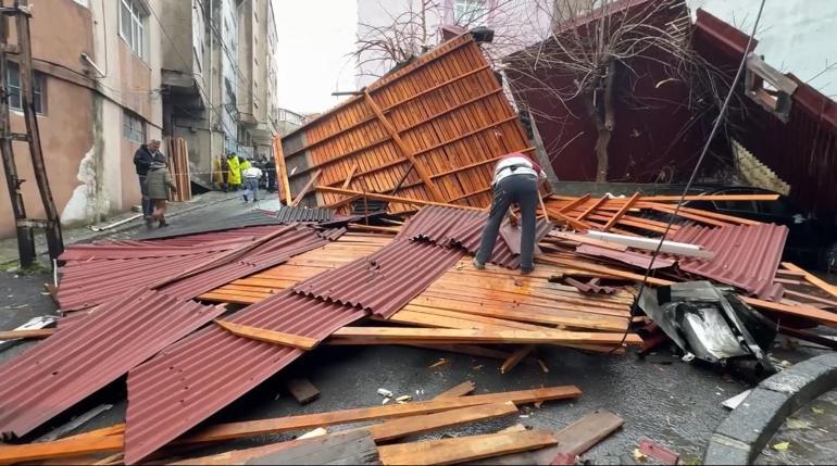 İstanbul’da fırtınada çatıların uçtuğu anlar kamerada; ölümden koşarak kurtuldu