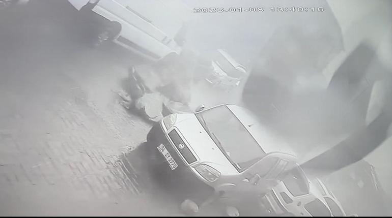 İstanbul’da fırtınada çatıların uçtuğu anlar kamerada; ölümden koşarak kurtuldu