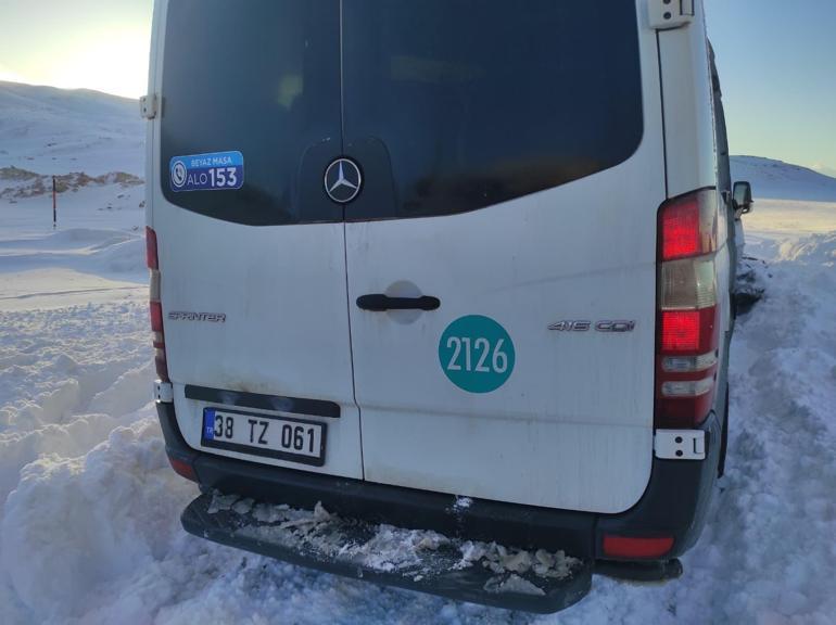 Kayseride yolcu minibüsü ile taksi çarpıştı: 1i ağır 16 yaralı